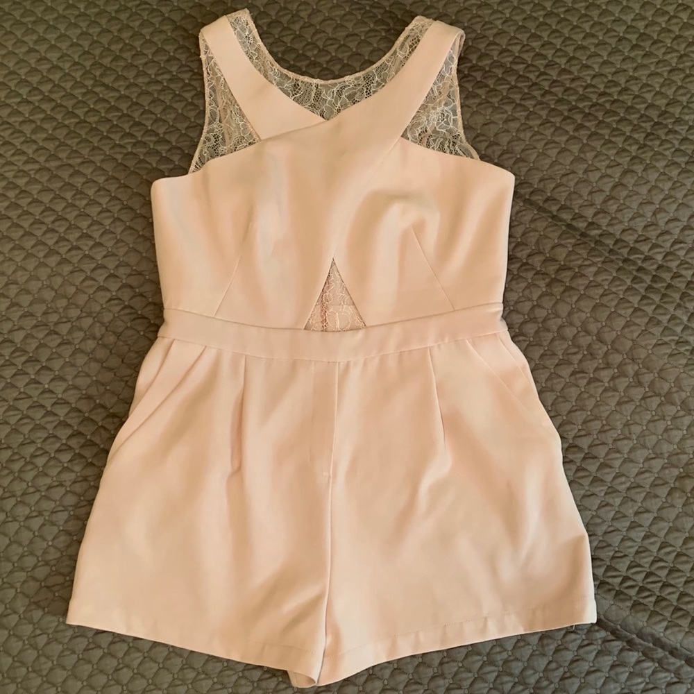 EUC BCBGmaxazria blush romper with lace